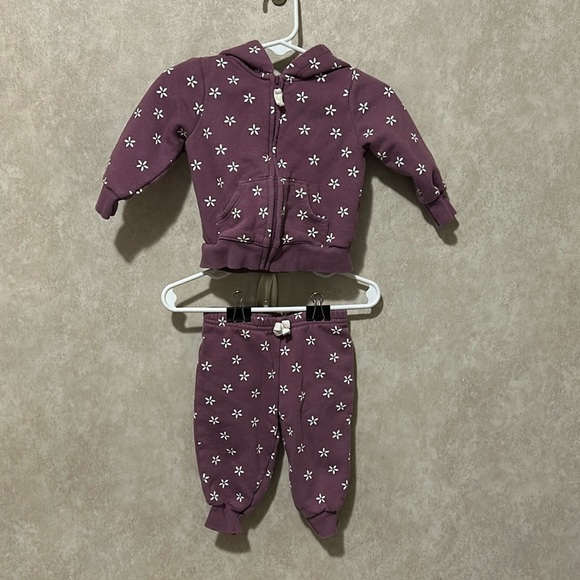 Carter’s 6 months sweat suit. - Picture 1 of 8